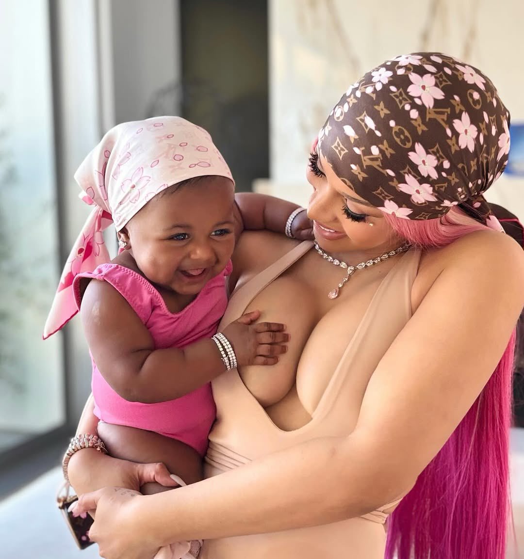 GtmJ2baWYAE4KIU?format=jpg&name=medium Cardi B’s Kids Didn’t Just Break the Internet — They Redefined Celebrity Fashion Forever!