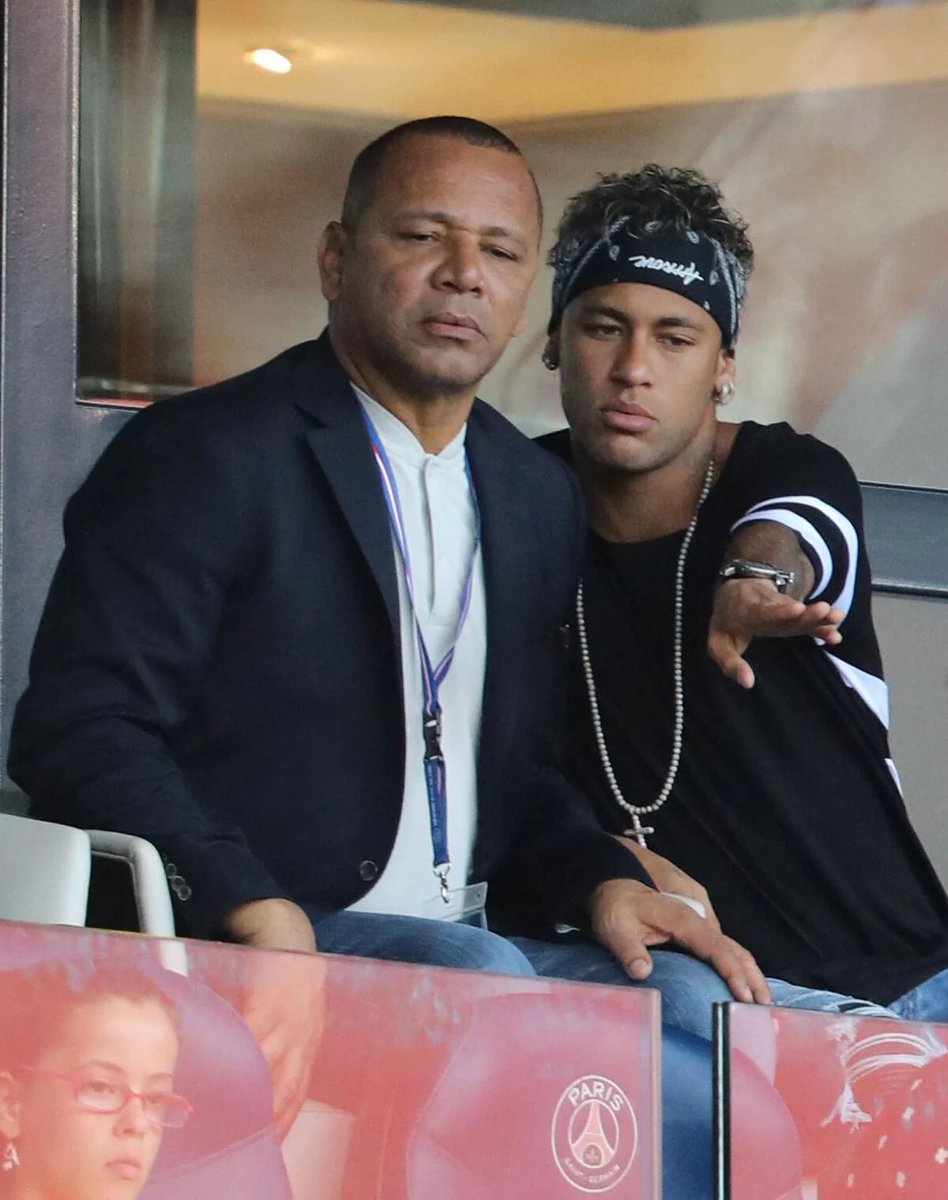 _BeFootball's tweet photo. « 𝗟𝗘𝗦 𝗠𝗢𝗧𝗜𝗙𝗦 𝗗𝗨 𝗗𝗘́𝗣𝗔𝗥𝗧 𝗗𝗨 𝗣𝗦𝗚 𝗗𝗘 𝗡𝗘𝗬𝗠𝗔𝗥 🇧🇷, 𝗢𝗡 𝗟𝗘𝗦 𝗘𝗫𝗣𝗟𝗜𝗤𝗨𝗘𝗥𝗔 𝗣𝗟𝗨𝗦 𝗧𝗔𝗥𝗗. » 😳

Neymar Senior est flou sur les circonstances du départ de Neymar. 🤨

« C'était un beau mariage, 𝗮𝘃𝗲𝗰 𝗱𝗲𝘀 𝗰𝗿𝗶𝘀𝗲𝘀 𝗰𝗼𝗺𝗺𝗲 𝗱𝗮𝗻𝘀 𝘁𝗼𝘂𝘀 𝗹𝗲𝘀 𝗰𝗼𝘂𝗽𝗹𝗲𝘀, 𝗽𝘂𝗶𝘀 𝘂𝗻𝗲 𝘀𝗲́𝗽𝗮𝗿𝗮𝘁𝗶𝗼𝗻. 

𝗦’𝗜𝗟 𝗥𝗘𝗩𝗘𝗡𝗔𝗜𝗧 𝗔𝗨 𝗣𝗔𝗥𝗖, 𝗜𝗟 𝗦𝗘𝗥𝗔𝗜𝗧 𝗦𝗔𝗡𝗦 𝗗𝗢𝗨𝗧𝗘 𝗔𝗣𝗣𝗟𝗔𝗨𝗗𝗜 (…)

𝗣𝗲𝗿𝘀𝗼𝗻𝗻𝗲 𝗻𝗲 𝗽𝗲𝘂𝘁 𝗲𝗳𝗳𝗮𝗰𝗲𝗿 𝗰𝗲 𝗾𝘂'𝗼𝗻 𝗮 𝗳𝗮𝗶𝘁 𝗽𝗼𝘂𝗿 𝗹𝗲 𝗣𝗦𝗚, 𝗲𝘁 𝗡𝗲𝘆𝗺𝗮𝗿 𝗻𝗲 𝘃𝗲𝘂𝘁 𝗽𝗮𝘀 𝗲𝗳𝗳𝗮𝗰𝗲𝗿 𝘀𝗼𝗻 𝗵𝗶𝘀𝘁𝗼𝗶𝗿𝗲 𝗮𝘃𝗲𝗰 𝗹𝗲 𝗰𝗹𝘂𝗯. »

(@lequipe)
