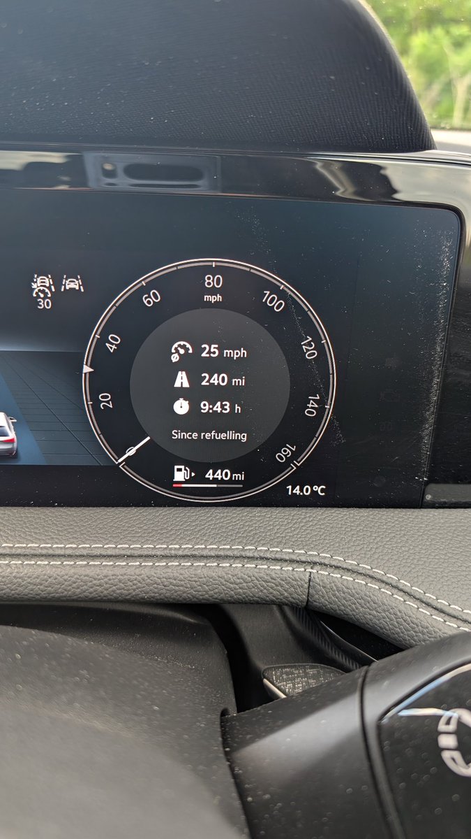 giggsey's tweet photo. @christophrumpel @brettatkin The white border in your photo makes it so much harder to see. For reference, this is a Skoda Superb. https://t.co/TPIhIkPJQK