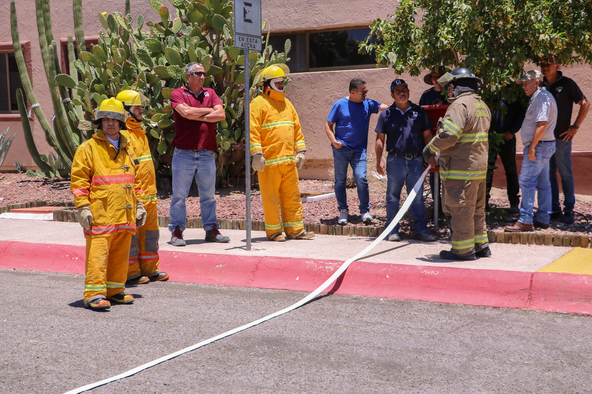 👷‍♀️🧯 Del 2 al 9 de junio de 2025, las y los integrantes de la Unidad Interna de Protección Civil del CIAD participaron en un curso intensivo de capacitación, reafirmando su compromiso con la seguridad y el bienestar de nuestra comunidad institucional.