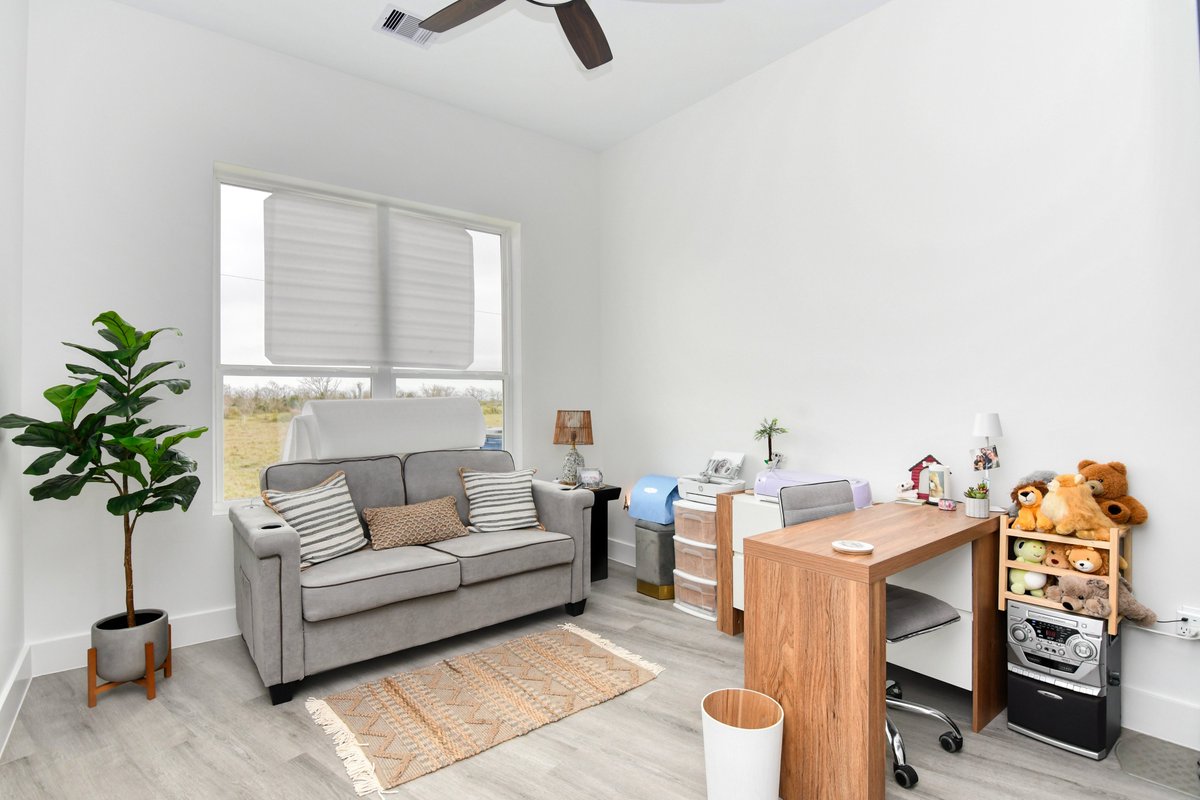 UBuildItHGC's tweet image. A quiet, stylish retreat to read, work, and dream. This study room is all about design that fuels inspiration. #CustomSpaces #HomeWorkspace #CustomHome #ProductivitySpace #CustomDesign #Equity #StudyRoom