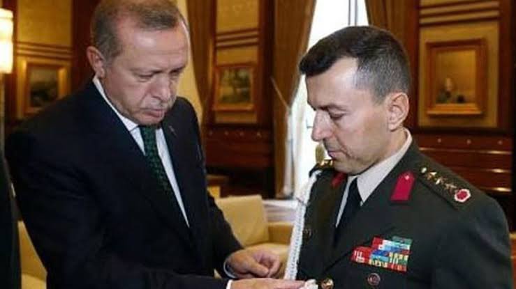 15TemGercekleri's tweet photo. Cumhurbaşkanı Erdoğan’ın eski Başyaveri Ali Yazıcı, 15 Temmuz kumpas gecesi oğlu ile şüpheli bir şekilde öldürülen Erdoğan’ın danışmanı Erol Olçok’un nasıl ortadan kaldırılacağının ABD’de bir yemekte görüşüldüğünü açıkladı. https://t.co/dJa84vmT4J