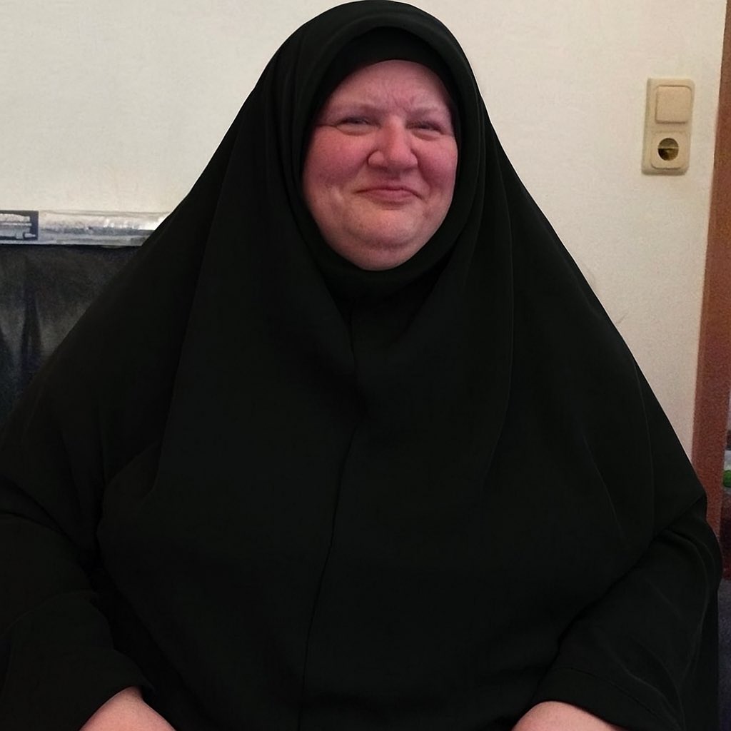 xdemon1510's tweet photo. Reetah Chamenei, the sister of Ali Khamenei, has been flown out of Iran. She is fleeing toward Moscow.

The Iranian regime is collapsing.

This is the only photo of her (1995).

#iran #israel https://t.co/Ya04FmARG4