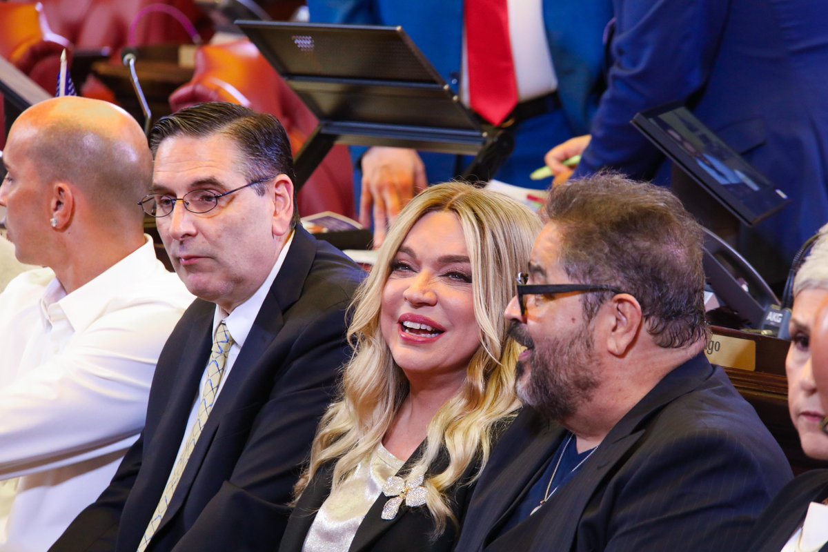 Hoy celebramos una Sesión Especial en el Senado de Puerto Rico en reconocimiento a la destacada trayectoria de Angelo Medina, figura clave en el desarrollo de la música y el entretenimiento en nuestra Isla.

Su contribución ha sido fundamental para proyectar el talento
