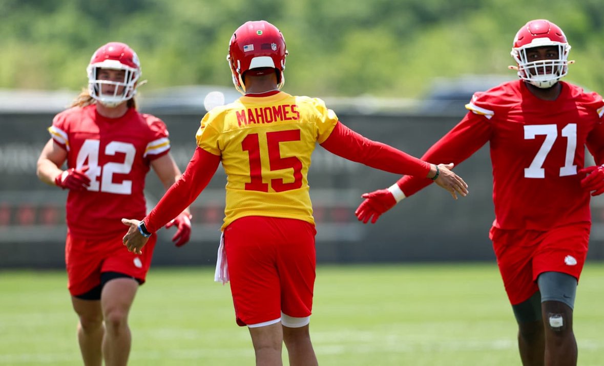 Never forget: Mahomes lost his WR1 &amp; WR2 and RB1 &amp; RB2 early in the season 😳

KC picked up Kareem Hunt off the couch 🛋️ &amp; used JuJu—cut from NE’s 30th ranked offense—who still had a 100+ yard game 😂

Mahomes lost ONE game &amp; made the Super Bowl for the 3rd consecutive year! 🐐🔥