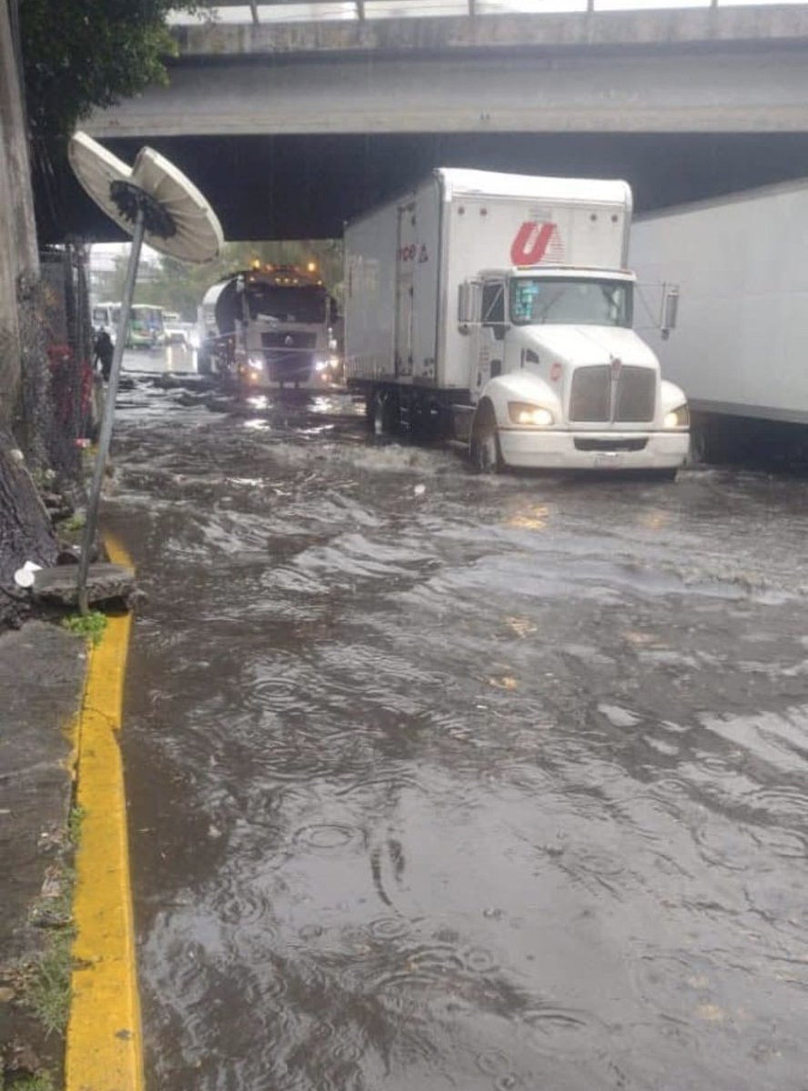EdoMexInf's tweet photo. 3:00 pm | TLALNEPANTLA | En la Av Gustavo Baz , zona de Tequexquinahuac, se registra severo encharcamiento debajo del puente de Av Ceylán/Reyes Heroles. #Lluvia #Inundaciones #EstadoDeMéxico #Tequex (foto: PostaMex) https://t.co/Q2BGpMGst1