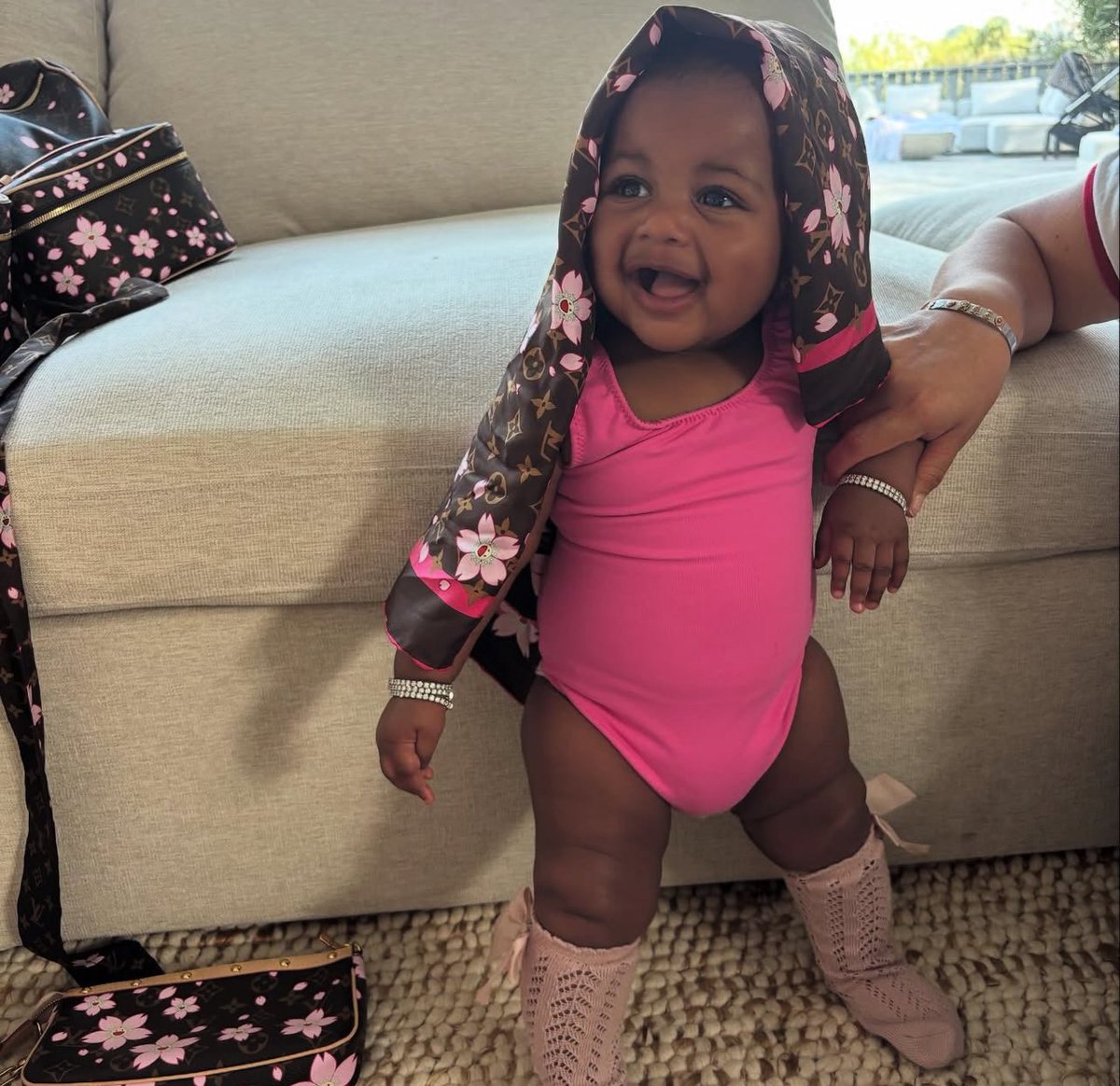 CardiBBR's tweet photo. Depois de muita espera, Cardi B mostrou pela primeira vez o rostinho e o nome da sua filha mais nova: Blossom Belles! 🥹🌸 https://t.co/mCyJx5Lmxx