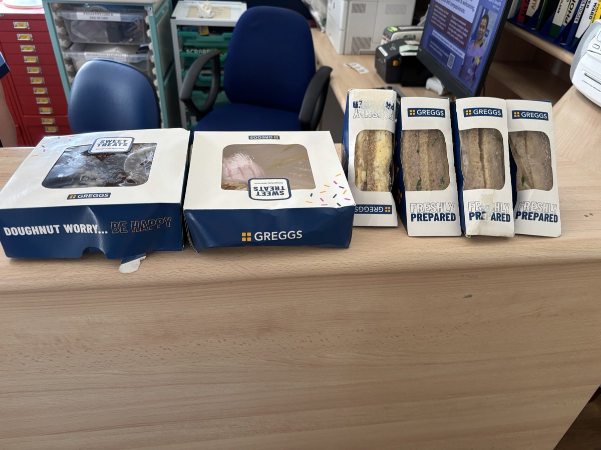 Treats delivered to staff <a href="/WhippsHosp/">WhippsCrossHospital</a> .🙏🏿