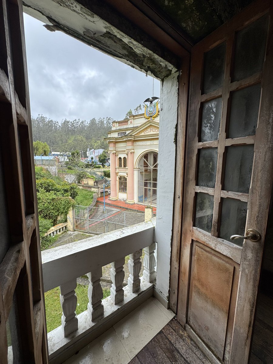 🚨 HOMICIDIO EN LA CASA BINACIONAL DE RUMICHACA
Un hombre fue asesinado dentro de este inmueble abandonado, que hoy es refugio de consumidores y foco de inseguridad.
La comunidad exige respuestas.
🧵👇 #Ipiales #Rumichaca