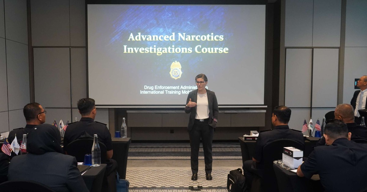JIATFWest's tweet photo. Final stop📍: #Penang, 🇲🇾! #JIATFWest, @DEAHQ (Kuala Lumpur) &amp; @USEmbassyKL wrap up the Advanced Narcotics Investigation Course after 3 key trainings across 🇲🇾. Enhancing regional security through the #CounterDrug effort working together for a #FreeAndOpenIndoPacific. https://t.co/Y3jz1OFNGa