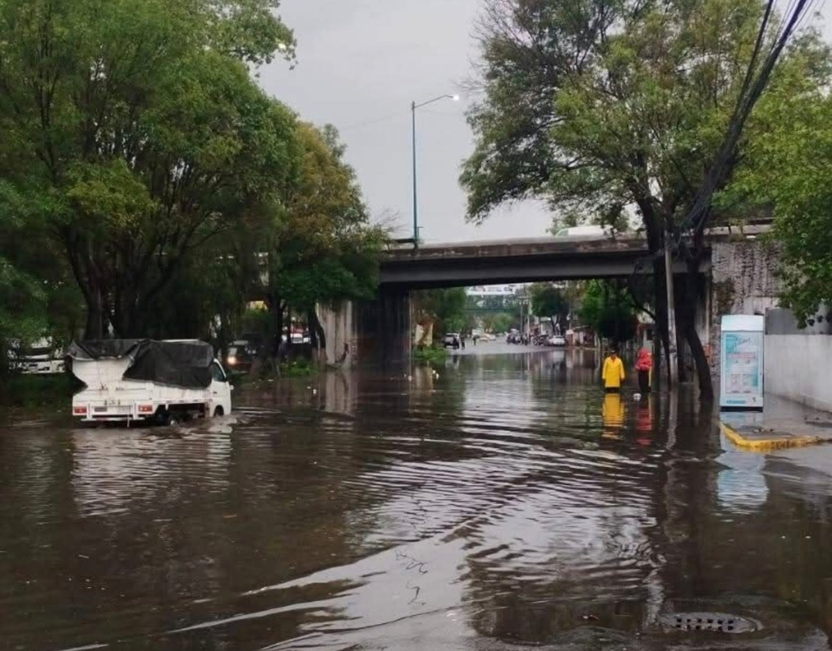 EdoMexInf's tweet photo. 4:00 pm | TLALNEPANTLA | En la Av Gustavo Baz , zona de Tequexquinahuac, así continua el severo encharcamiento debajo del puente de Av Ceylán/Reyes Heroles. #Lluvia #Inundaciones #EstadoDeMéxico #Tequex (foto: Ich D Lns) https://t.co/8qioYej81d