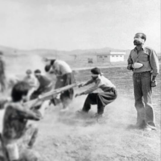 Kurdcigenc's tweet photo. 1979 yılında işgalci iran devleti, Doğu Kurdistan'da (Rojhelat) esir tuttukları Kürd direnişçilerini resimde gördüğünüz gibi şehid ediyorlardı.

Xweda, tüm Kürdistan şehidlerinin bize miras bıraktığı ve layık olduğu, Kürdlük bilincimizin daimiyetini her zaman muhafaza ettirsin. https://t.co/PQbTCaY6LG