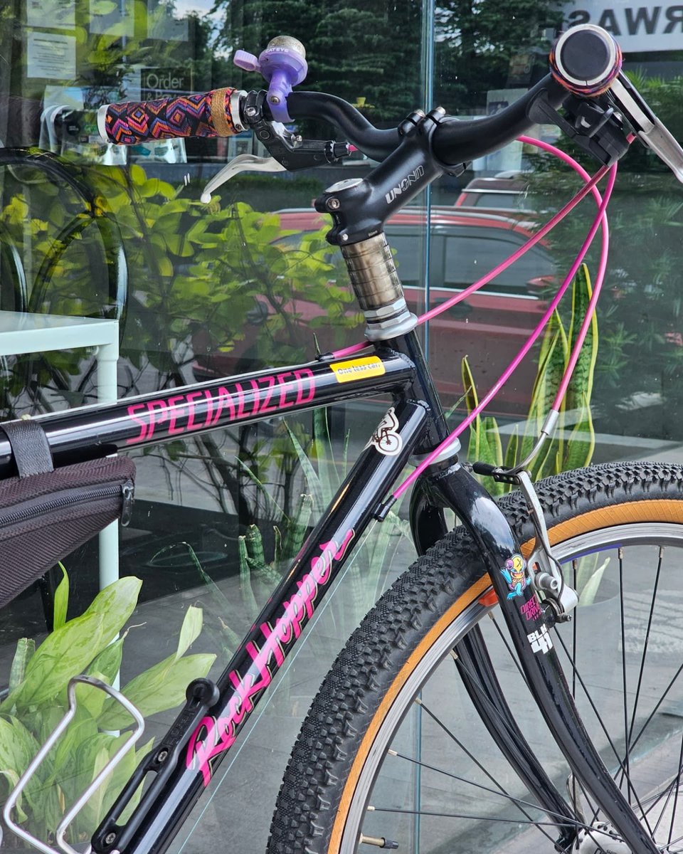 Your ride may be an eye-catcher, but it never hurts to be heard as well as seen! The #Cateye PB1100 Wind Bell is a great way to add a pop of color to your bike, while making sure other riders and pedestrians hear you coming!
📸: @wilyamiyooo
#cateyelights #madeinjapan #bikesafety