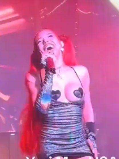 La mongólica dice este asqueroso, cuando ella literalmente sale con sus tetas operadas al aire en sus shows, y solo se tapa los pezones, aquí la asquerosa es otra