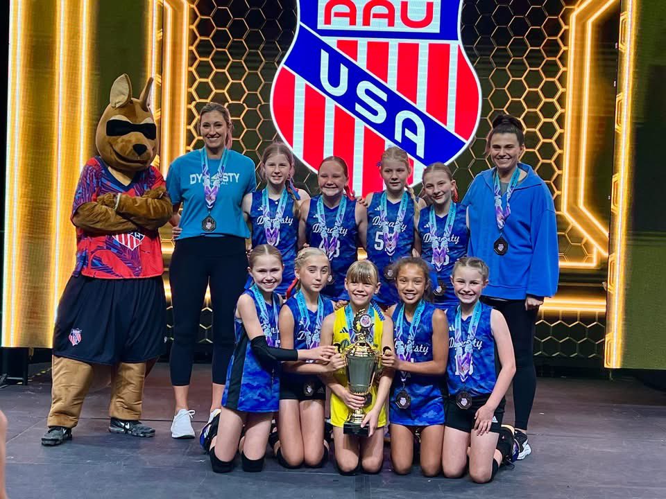 🇺🇸NATIONAL CHAMPIONS + AAU HARDWARE🇺🇸
Congratulations to Dynasty 10 Black, 11 Black, and 12 Black athletes, coaches, and families on a great run at AAU Nationals!
12 Black - NATIONAL CHAMPIONS (12 Open)
11 Black - Runner-Up (11 Open)
10 Black - 3rd Place 
#DynastyDomiNation🏆💪🏾🔥