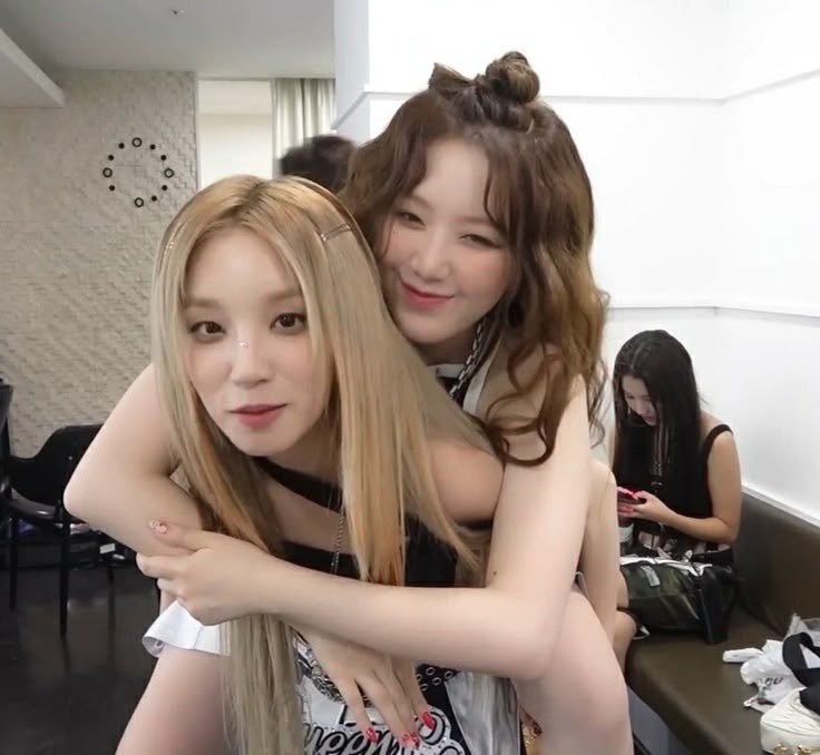 strwbrryuqi's tweet photo. coming back just to say happy birthday to my #1 on this app since day 1 🥳🩷 i’m so forever thankful for you in my life and i’m so glad we’re still so close over the 4 (?;!?/!/?/) years we’ve known each other. i love you endlessly my big sister across the world @tearinmyvante https://t.co/5uGKGLNPjW