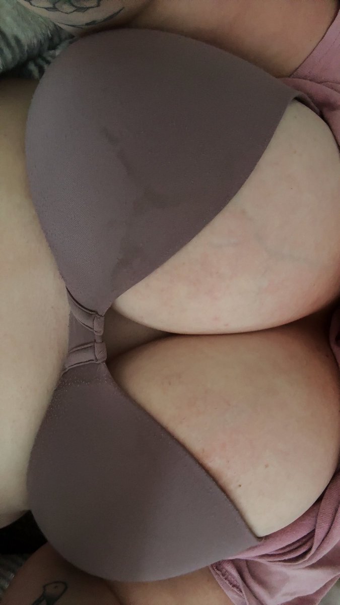 Anyone wanna buy this old ass bra🤔 then Ill use the money to buy a new one🤪 hit me up because im so serious right now🫶🏼 #sellingcontent #buymybra #paypig #nsfwtwt #buymycontent