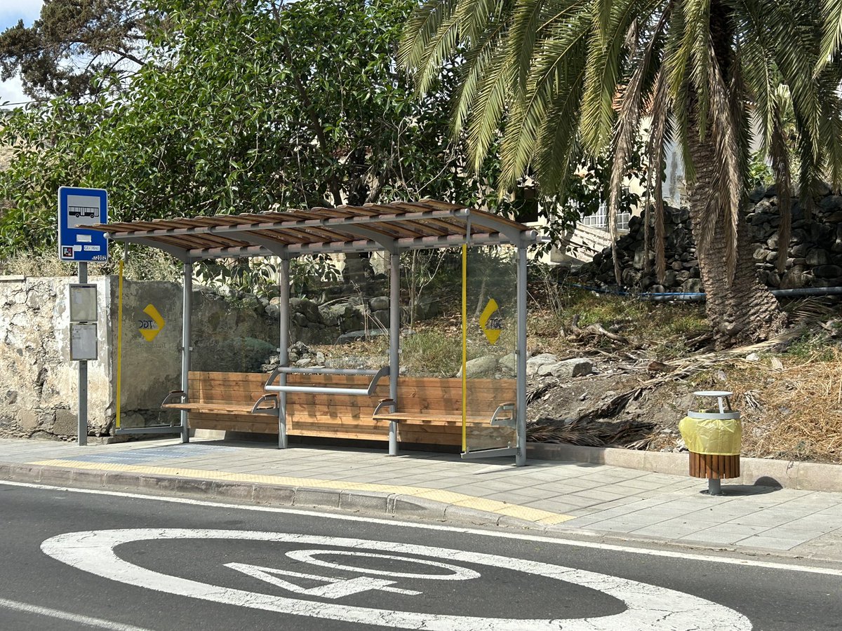 PuebloSLorenzo's tweet photo. 📣🚍 ¡Petición histórica resuelta!
Tras muchos años solicitándolo, la marquesina en la parada de guaguas de San Lorenzo (frente a la Farmacia) es una realidad.
Agradecemos al consejero @teososam y a Ruymán Santana, Gerente de la #AUTGC.
#SanLorenzo #LPGC #GranCanaria https://t.co/7Zw14vBxVx