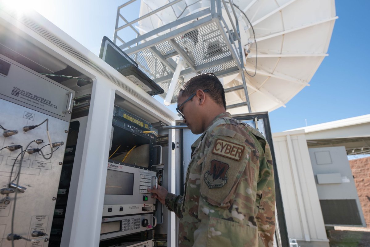 FCC highlights national security role in satellite licensing reforms spacenews.com/fcc-highlights…