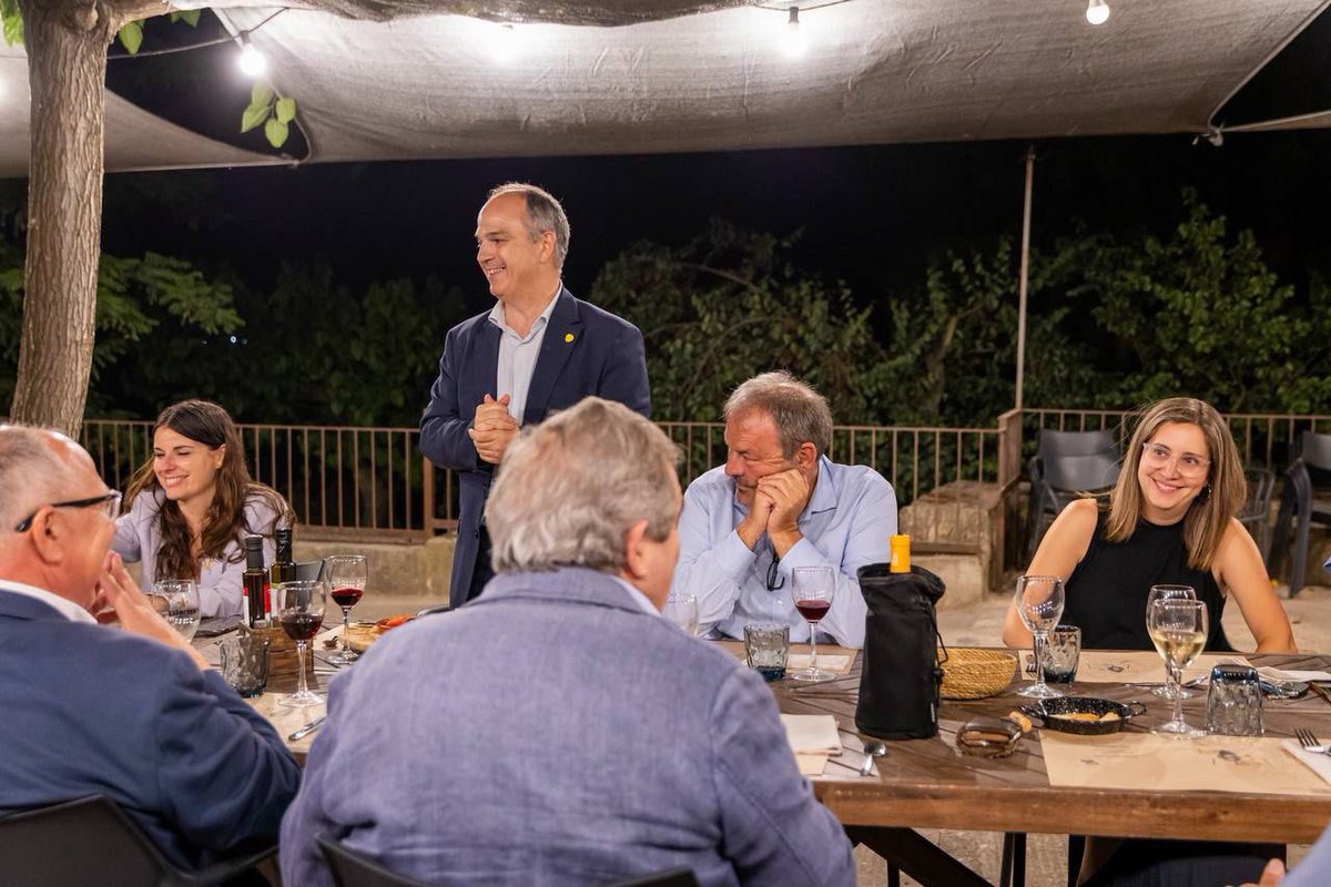 📸 El secretari general <a href="/jorditurull/">Jordi Turull i Negre</a> i la vicepresidenta i portaveu al Parlament <a href="/mncsls/">Mònica Sales 🎗</a> han assistit al sopar d’estiu de Junts a la Conca de Barberà que s’ha celebrat a Montblanc. 

També hi han assistit el president de la vegueria Quim Calatayud i la presidenta comarcal