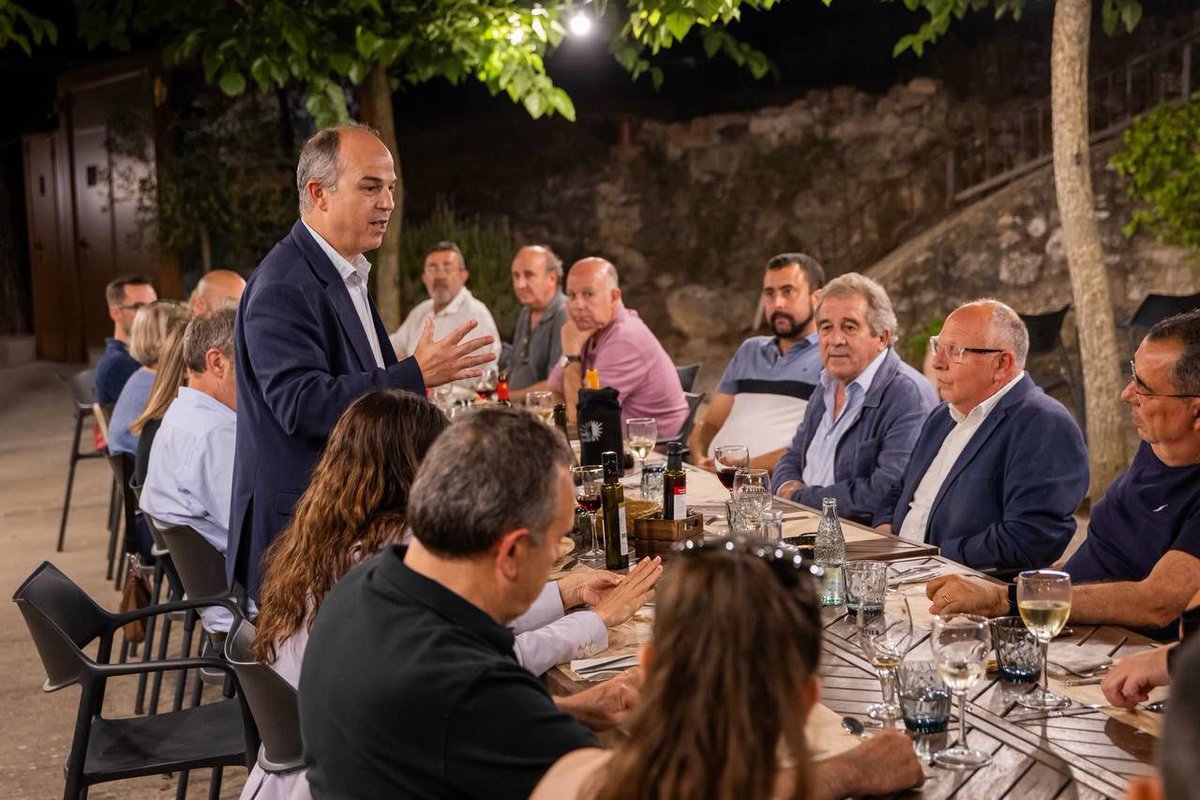 JuntsXCat's tweet photo. 📸 El secretari general @jorditurull i la vicepresidenta i portaveu al Parlament @mncsls han assistit al sopar d’estiu de Junts a la Conca de Barberà que s’ha celebrat a Montblanc. 

També hi han assistit el president de la vegueria Quim Calatayud i la presidenta comarcal @nbesorar.