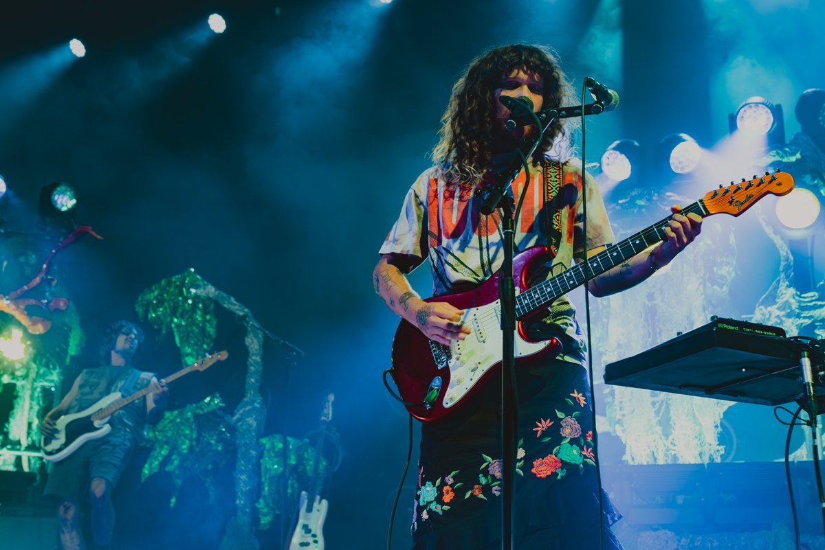 [show review] <a href="/peachpitmusic/">Peach Pit</a> and <a href="/BristonMaroney/">Briston Maroney</a>
co-headlined a fun and chaotic show <a href="/AZFinancialThtr/">Arizona Financial Theatre</a>
last week! We've got all the photos from an amazing night: tinyurl.com/msfa7er6