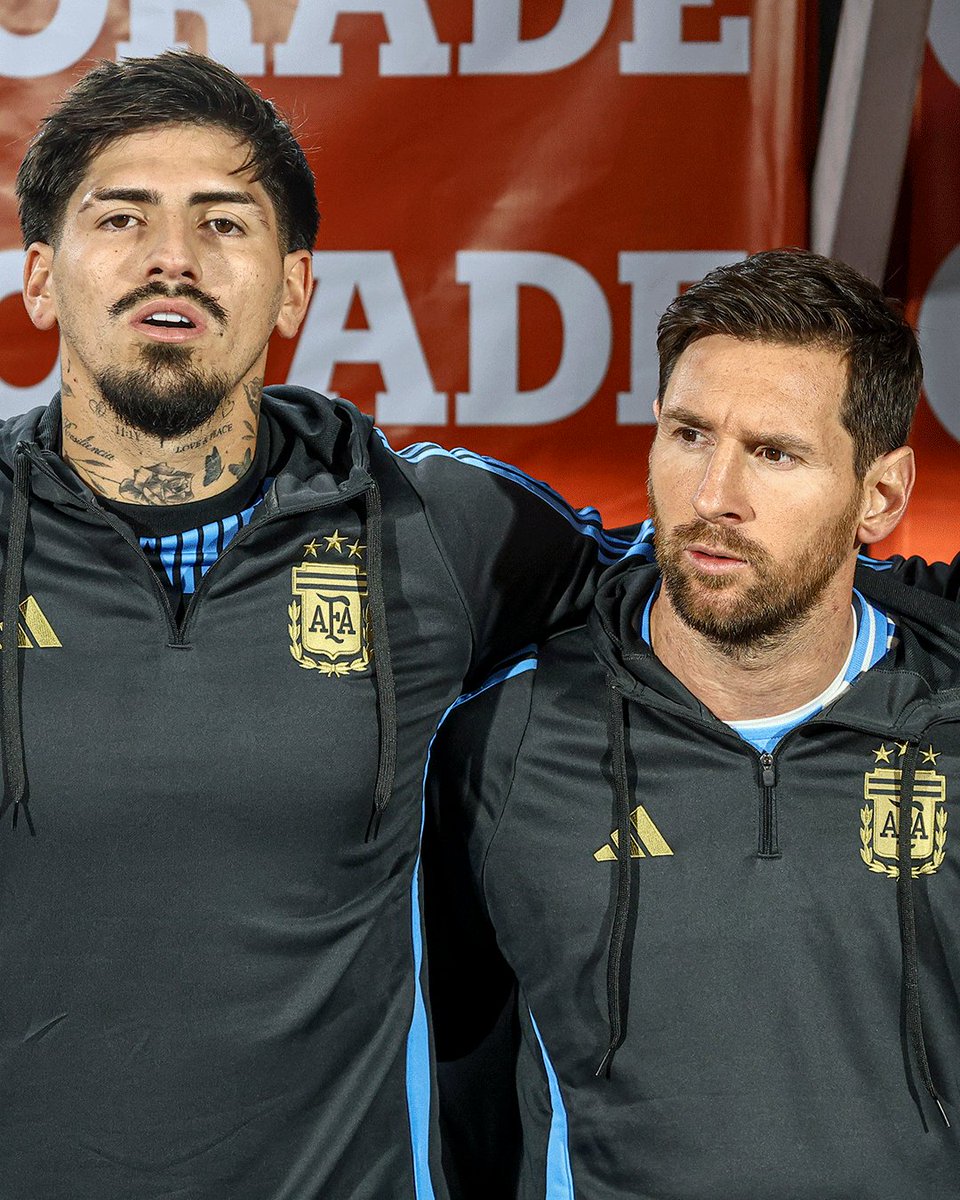 El burraso de scaloni sento a este tipo para poner a otamendi