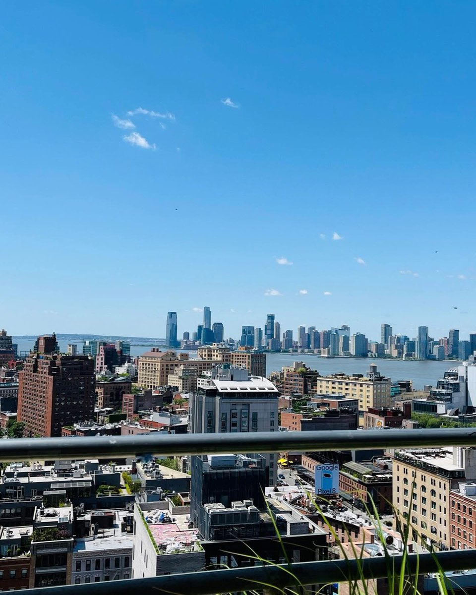 SitaIRL88's tweet image. Beautiful View from my Office... !!💙💫

#NYCSkyline #officeviews #heartofthecity❤️