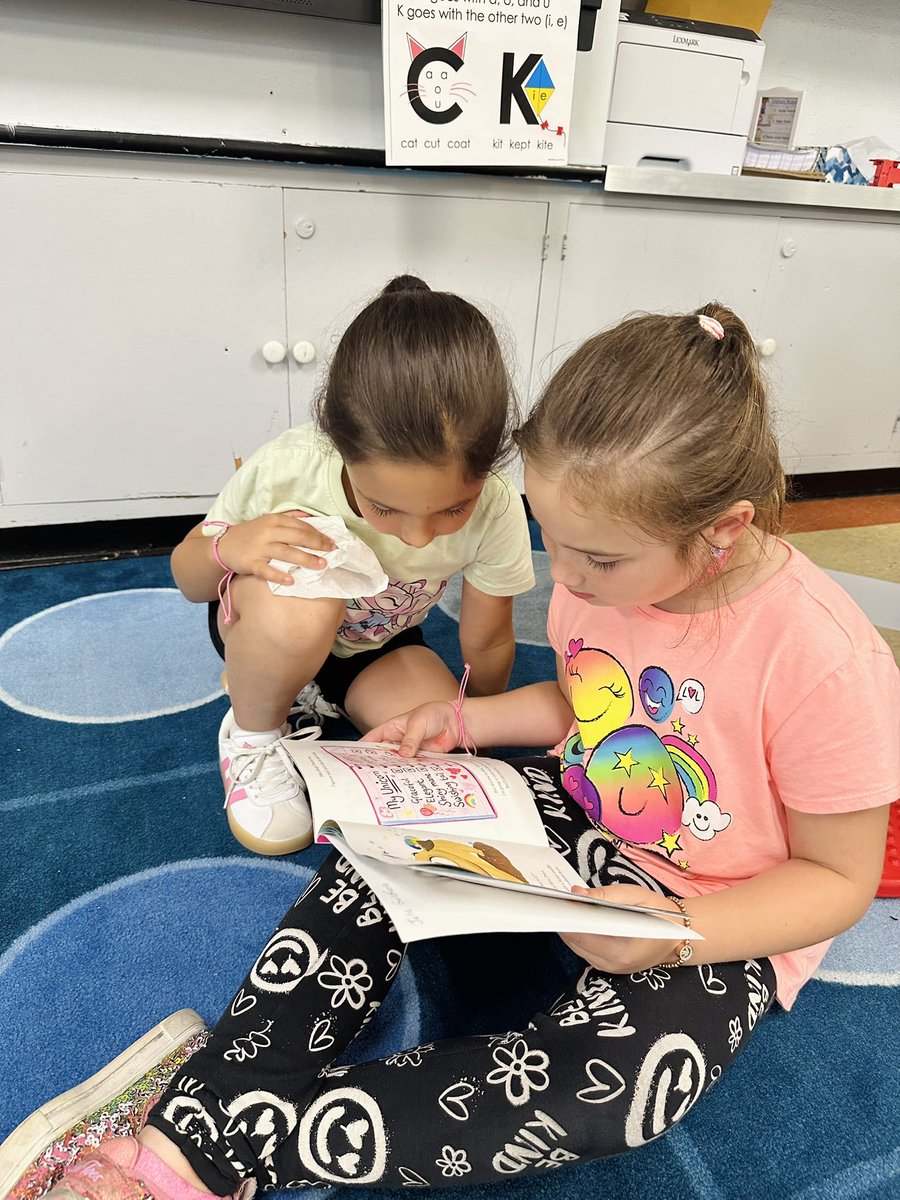 Nothing better than reading with a friend. 📖💗