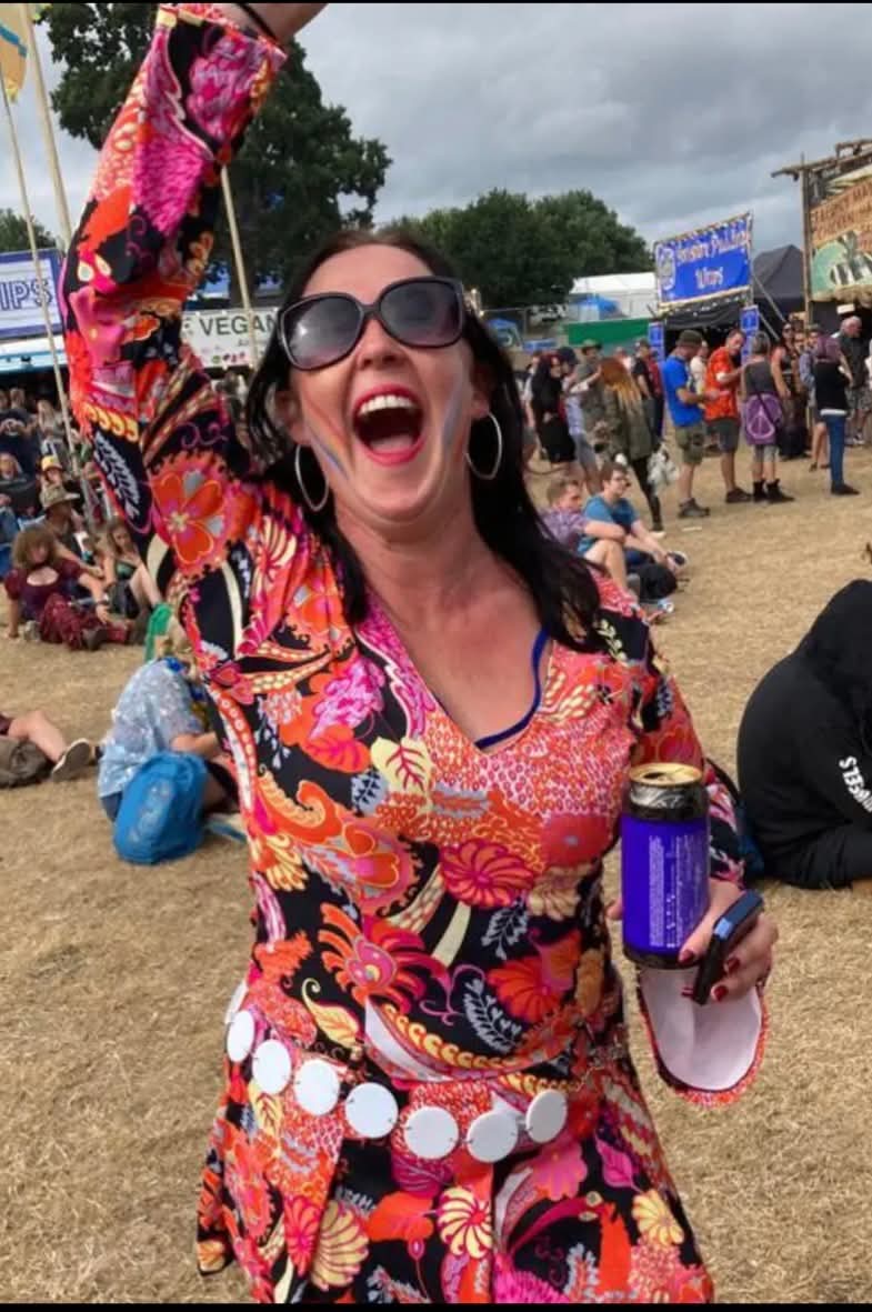 AndyHarrisonMBE's tweet image. Love these photos of my sister &amp;amp; she loved this @frankturner song! 

&quot;We live to dance another day,
It&apos;s just now we have to dance for 1 more of us,
So stop looking so damn depressed,
And sing with all your ❤️
#LongLiveTheQueen&quot;

#FTHC #ItsOKNotToBeOK

youtu.be/0a71s-HXWus?si…