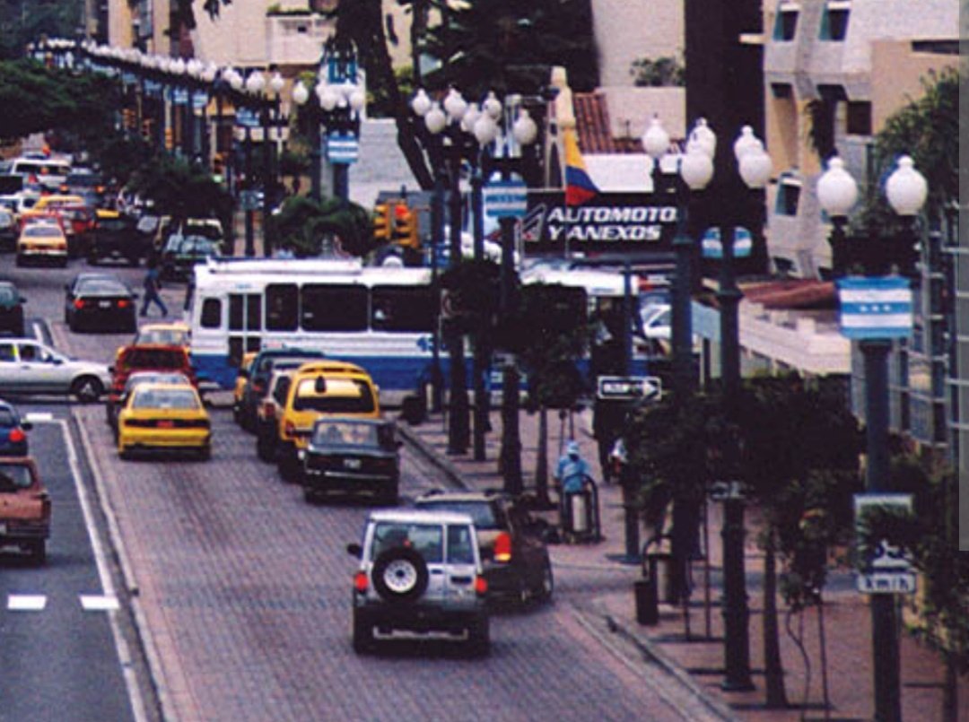 <a href="/alcaldiagye/">Muy Ilustre Municipalidad de Guayaquil</a> <a href="/aquilesalvarez/">Aquiles Alvarez Henriques</a> Que lindas que eran las luminarias, pero como todo destruyen.... Miren esas pendejadas horribles que están poniendo