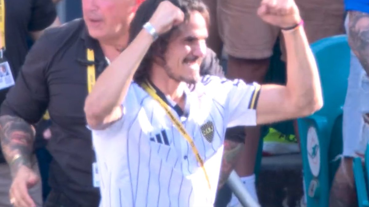 TouchlineX's tweet image. 📸 - CAVANI CELEBRATES BOCA'S 2ND GOAL FROM THE BENCH!