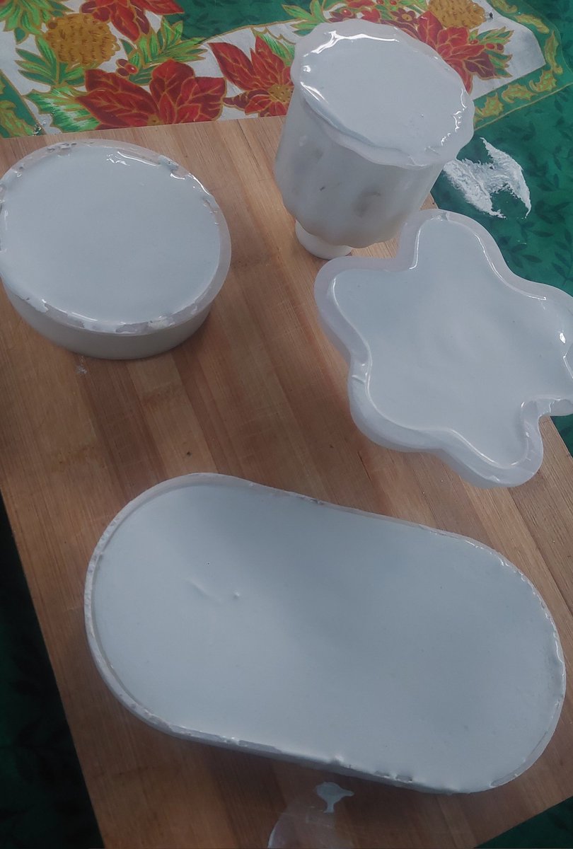 Día productivo💙
Finelicé este día haciendo porta velas, joyas y vela de cemento blanco 🤧
Pronto quizás haga mini maceteritos