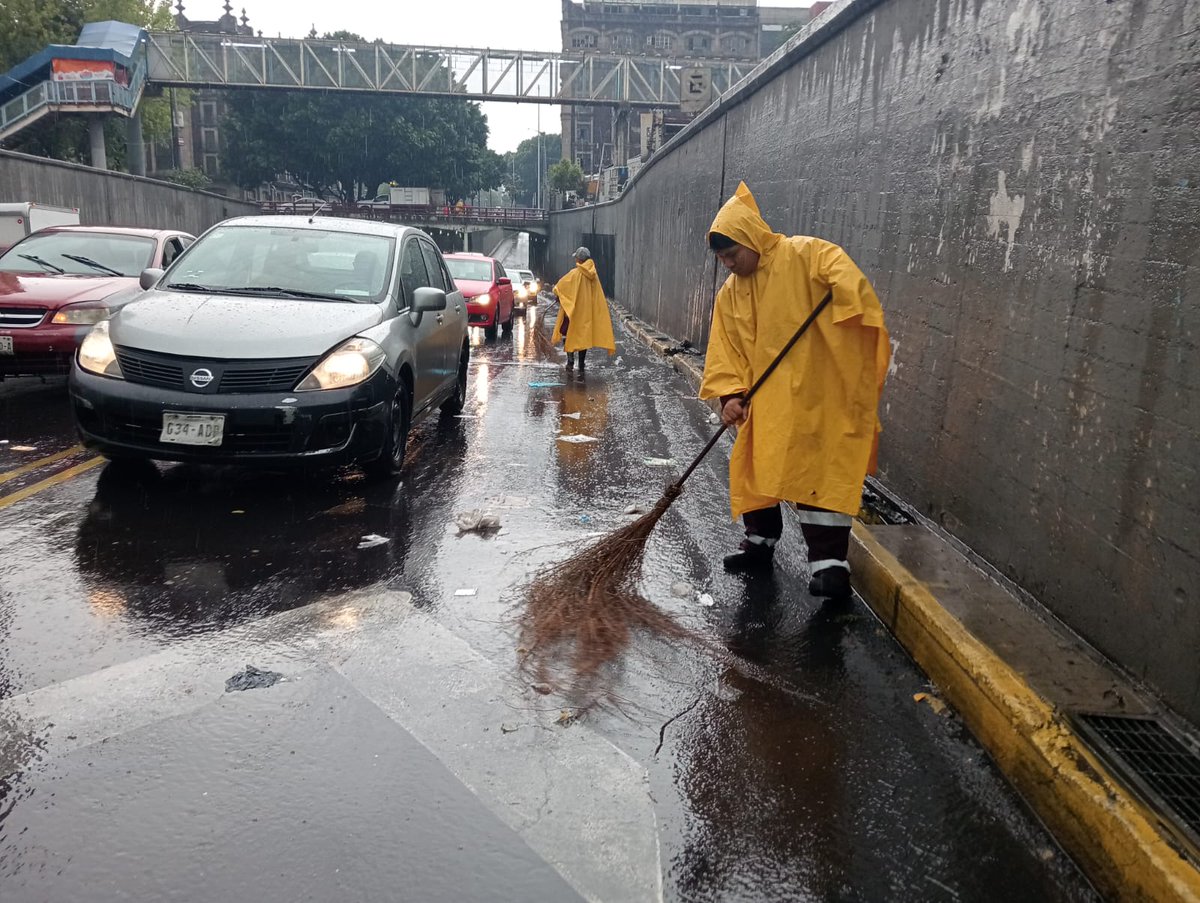 Atendimos acumulación de agua en la incorporación de Calzada de Tlalpan con Fray Servando, en la colonia Centro. Cuadrillas de la #SOBSE realizaron limpieza de coladeras y desagüe para facilitar el flujo pluvial, como parte del #OperativoTlaloque.