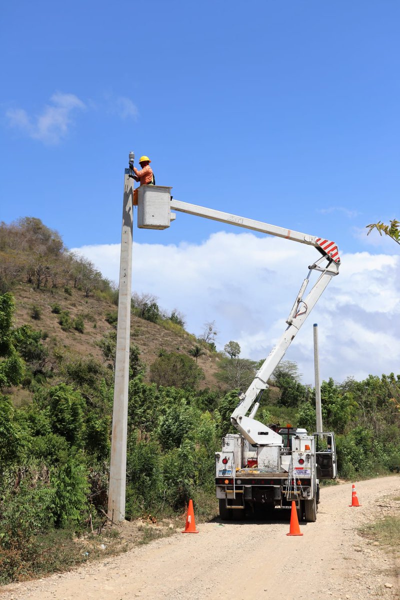EDENORTE rehabilita red eléctrica en Belloso, Luperón, impactando a +400 clientes y comunidades como Cerro de Navas y El Higo.
Inversión: USD 561,516.
✅ 262 luminarias
✅ 239 postes
✅ 20 transformadores
¡Más energía para el desarrollo! ⚡
#Edenorte