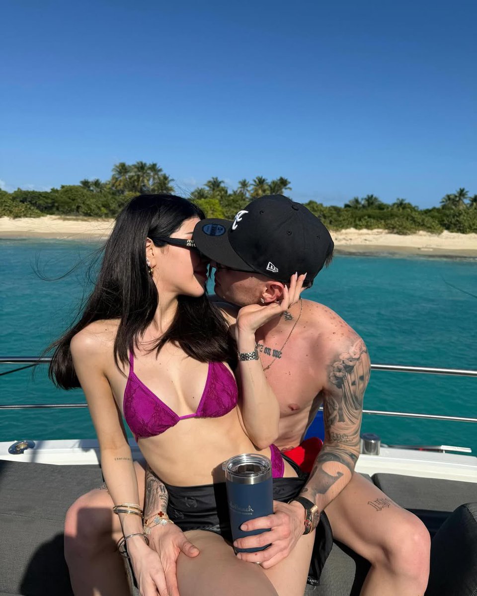 los40gt's tweet photo. “Feliz cumpleaños, amor de mi vida” 💬 Así celebra públicamente @keniaos el #cumpleaños de su novio @_PesoPluma 📸 Imágenes nunca antes vistas de la relación de estos dos artistas que nos han demostrado lo enamorados que están ❤️‍🔥 https://t.co/HDCFOs4xop