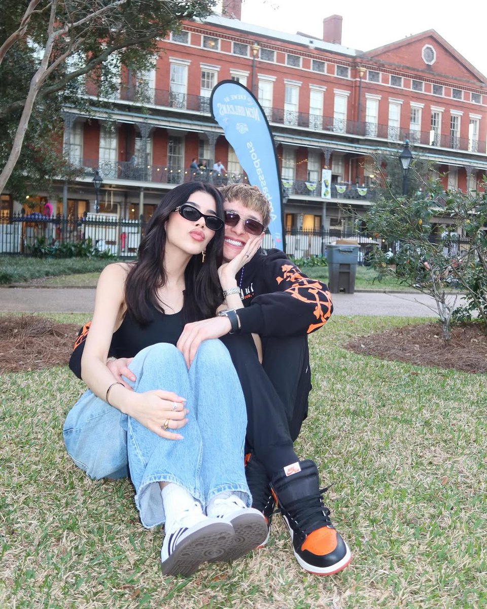 los40gt's tweet photo. “Feliz cumpleaños, amor de mi vida” 💬 Así celebra públicamente @keniaos el #cumpleaños de su novio @_PesoPluma 📸 Imágenes nunca antes vistas de la relación de estos dos artistas que nos han demostrado lo enamorados que están ❤️‍🔥 https://t.co/HDCFOs4xop