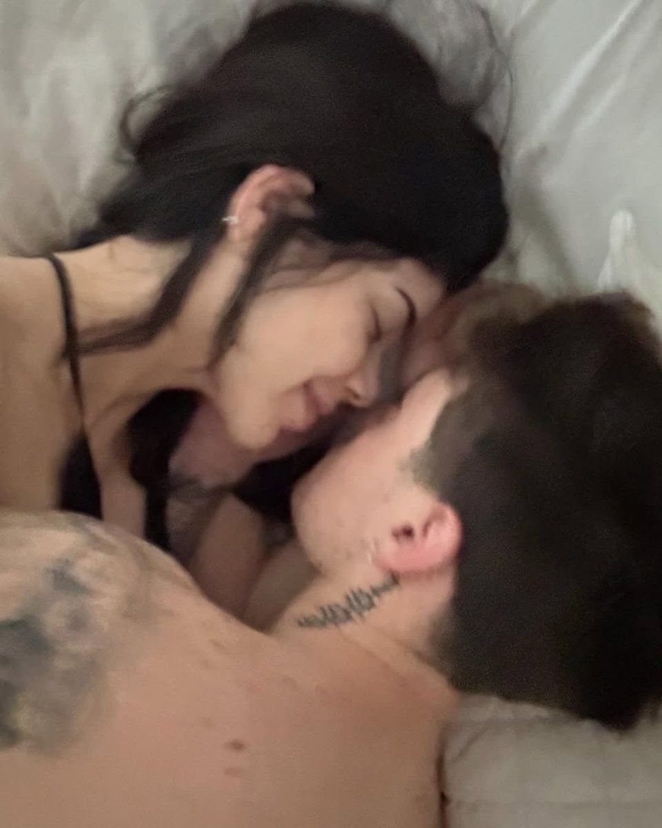 los40gt's tweet photo. “Feliz cumpleaños, amor de mi vida” 💬 Así celebra públicamente @keniaos el #cumpleaños de su novio @_PesoPluma 📸 Imágenes nunca antes vistas de la relación de estos dos artistas que nos han demostrado lo enamorados que están ❤️‍🔥 https://t.co/HDCFOs4xop
