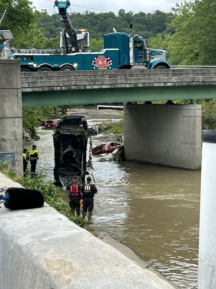 AsherReddtv's tweet image. #Rescue crews are pulling cars out of flooded creeks in Wheeling, West Virginia after the riverside town got four inches of rain in less than an hour Saturday night.
When I got to #Wheeling early Monday morning, I saw nine cars in the water. All of them were removed using a…