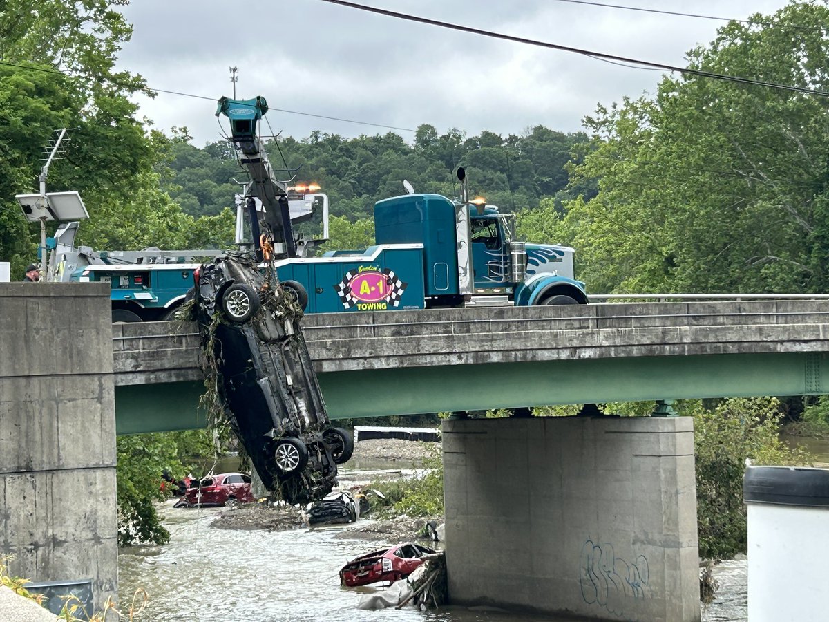 AsherReddtv's tweet image. #Rescue crews are pulling cars out of flooded creeks in Wheeling, West Virginia after the riverside town got four inches of rain in less than an hour Saturday night.
When I got to #Wheeling early Monday morning, I saw nine cars in the water. All of them were removed using a…