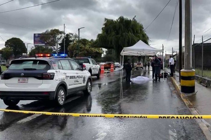 🚨 Motociclista muere arrollado por pipa en Metepec
Un hombre de aproximadamente 35 años perdió la vida tras ser embestido por una pipa sobre la carretera Toluca-Tenango, a la altura del Pueblo Mágico de Metepec.

📍 El conductor de la pesada unidad huyó del lugar
📍 La pipa fue