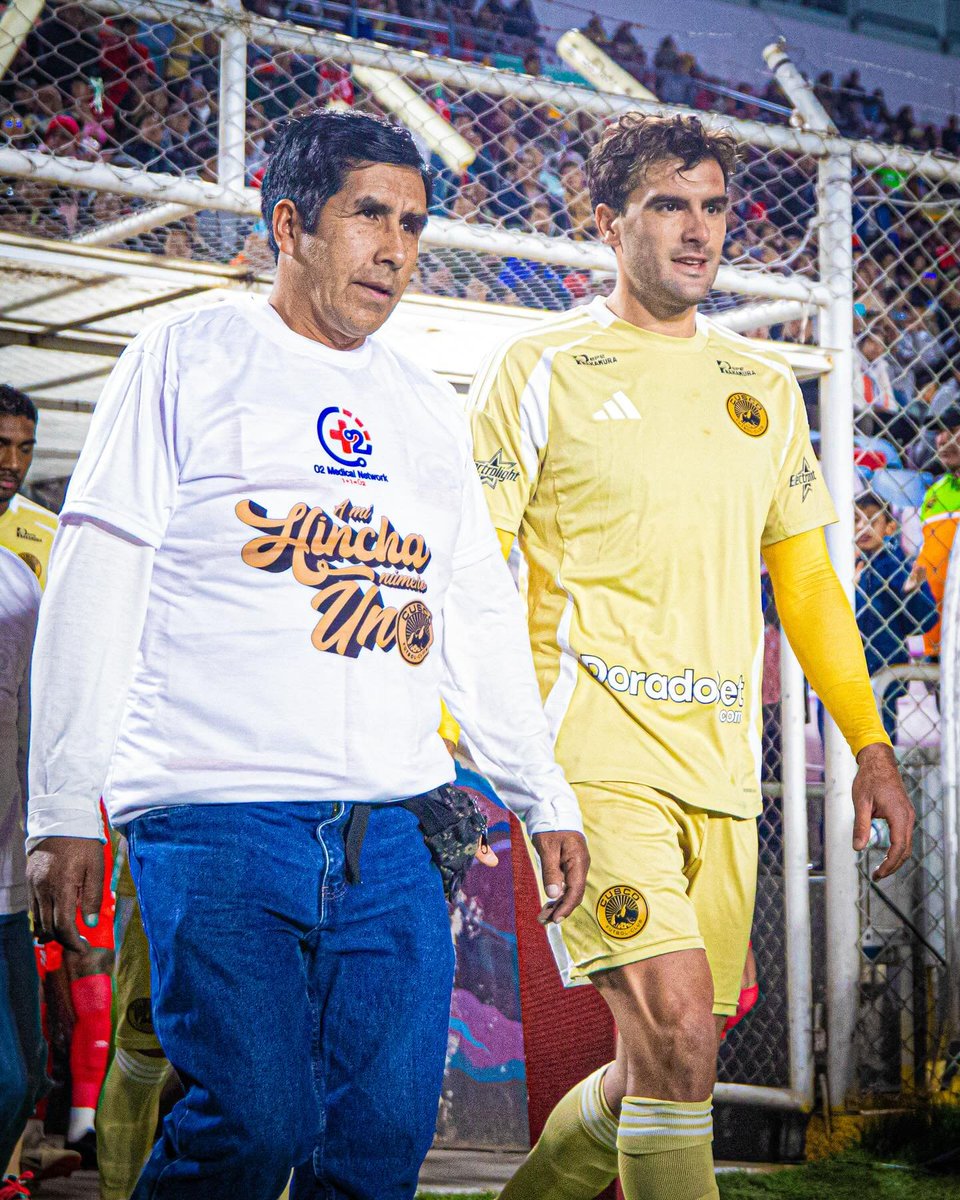 💛 En nuestro último partido quisimos rendir un emotivo homenaje a esos héroes de la tribuna: los papás vianderos del estadio 🏟️ 

A ellos, que con esfuerzo, sueños y mucho amor mantienen vivas nuestras raíces y el aliento en cada gol.

#SomosCusco