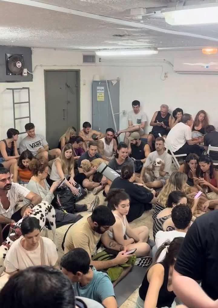 AlTopeyPunto891's tweet photo. Aquí el pueblo de Dios, esperando que EEUU les resuelva sus problemas. 
Oriente Medio madre de las batallas. 
Israel estado terrorista. 
Netanyahu criminal de guerra. 
Viva Gaza, Palestina, Irán. https://t.co/7acAVuNI0K