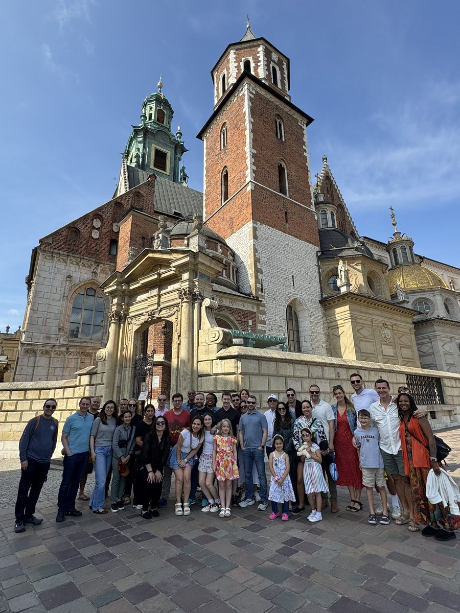 NaderDahdaleh's tweet image. Thank you to our leader @maciejlesniakmd for hosting us in your hometown of Kraków! An unforgettable team bonding experience in one of the world’s most historic and beautiful cities. @NeurosurgeryNM