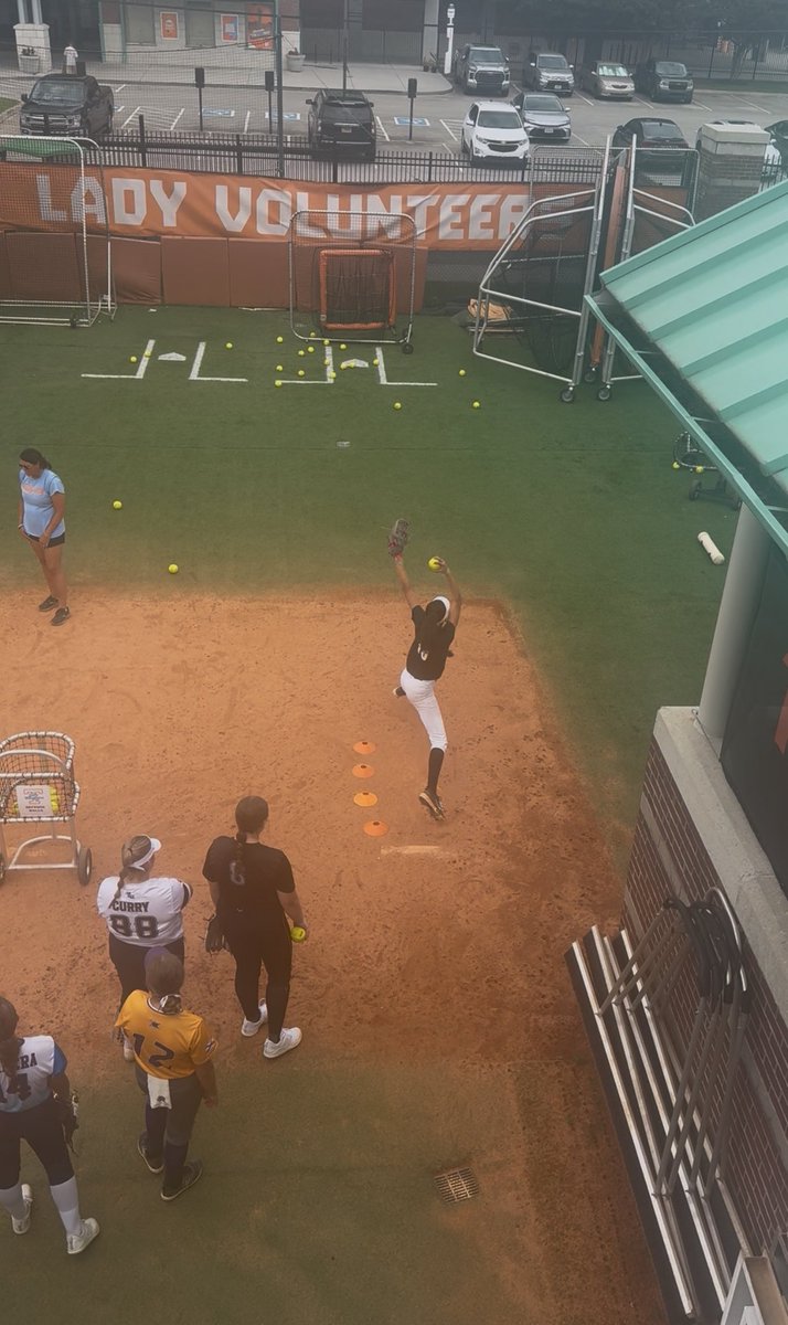 AnzBattle17's tweet image. Huge thank you to Coach Weekly @KarenWeekly and the entire Lady Vols staff for an incredible pitching camp today! I learned so much and loved the energy! Now it’s time to compete — catch me this weekend at the Scenic City Showcase ! #ScenicCityShowcase #Pitcher #ClassOf2028