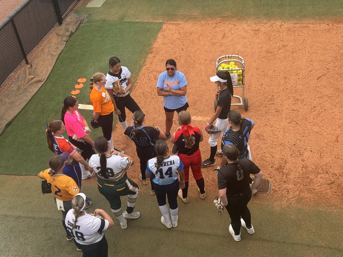 AnzBattle17's tweet image. Huge thank you to Coach Weekly @KarenWeekly and the entire Lady Vols staff for an incredible pitching camp today! I learned so much and loved the energy! Now it’s time to compete — catch me this weekend at the Scenic City Showcase ! #ScenicCityShowcase #Pitcher #ClassOf2028