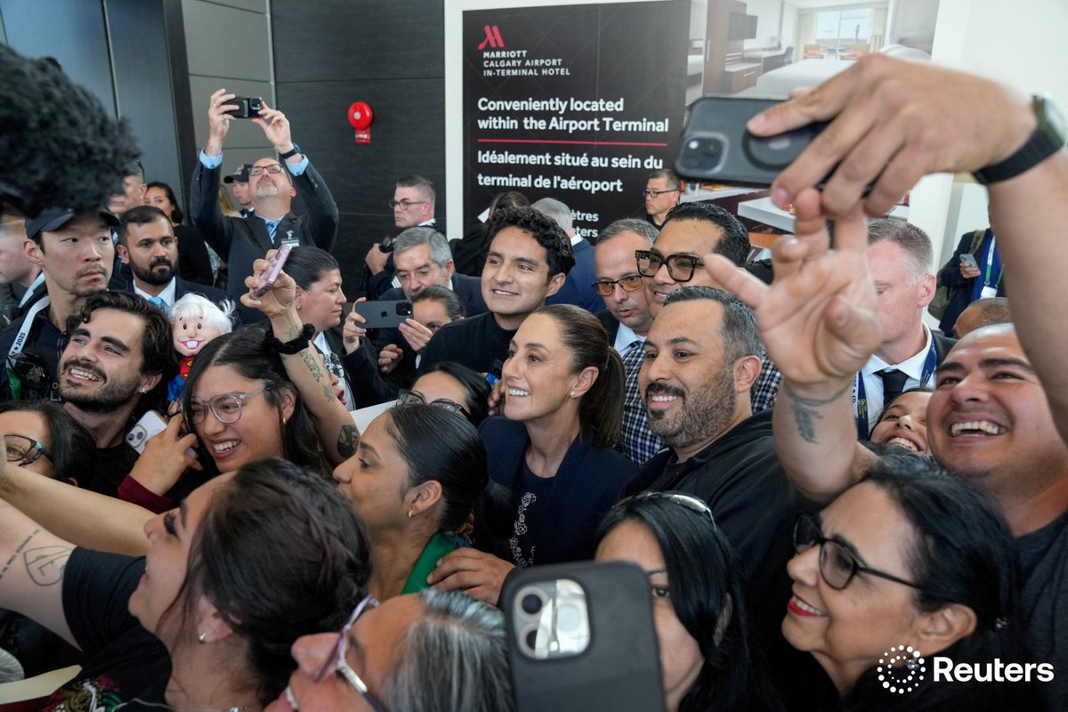 corinne_perkins's tweet image. Mexican President Claudia Sheinbaum poses for pictures with supporters as she arrives for the G7 Leaders' Summit held at the Rocky Mountain resort village of Kananaskis, at Calgary International Airport in Canada. Photo by Todd Korol