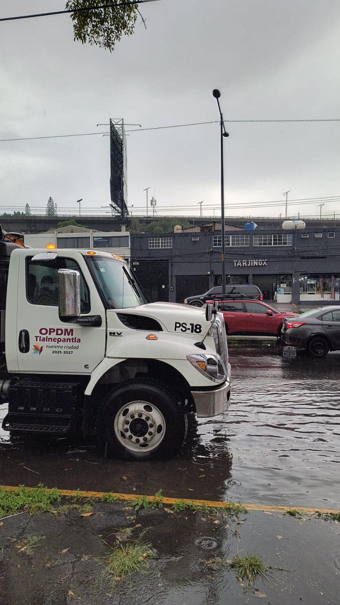 tlalnedigital's tweet photo. 🔴 Auxilio en #Tlalnepantla por lluvias

- @CGTlalne auxilia a ciudadanos varados en zonas inundadas.
- Trabajos de desazolve en puntos críticos para mitigar el impacto de las lluvias.
- Zonas afectadas: Zona Industrial, Gustavo Baz, Mario Colin y otras áreas del municipio https://t.co/oi4roKBQhS