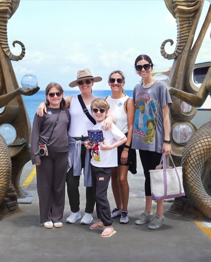 AmyElden's tweet photo. … ✨✨✨✨✨✨✨✨✨✨
#KellyExtra❤️❤️❤️❤️❤️❤️
Mother Kelly and her adorable kiddos and the beautiful Tricia and the beautiful nanny y’all.. ❤️❤️❤️
@kellyclarkson @lifeofT https://t.co/QEAWuFbaGK