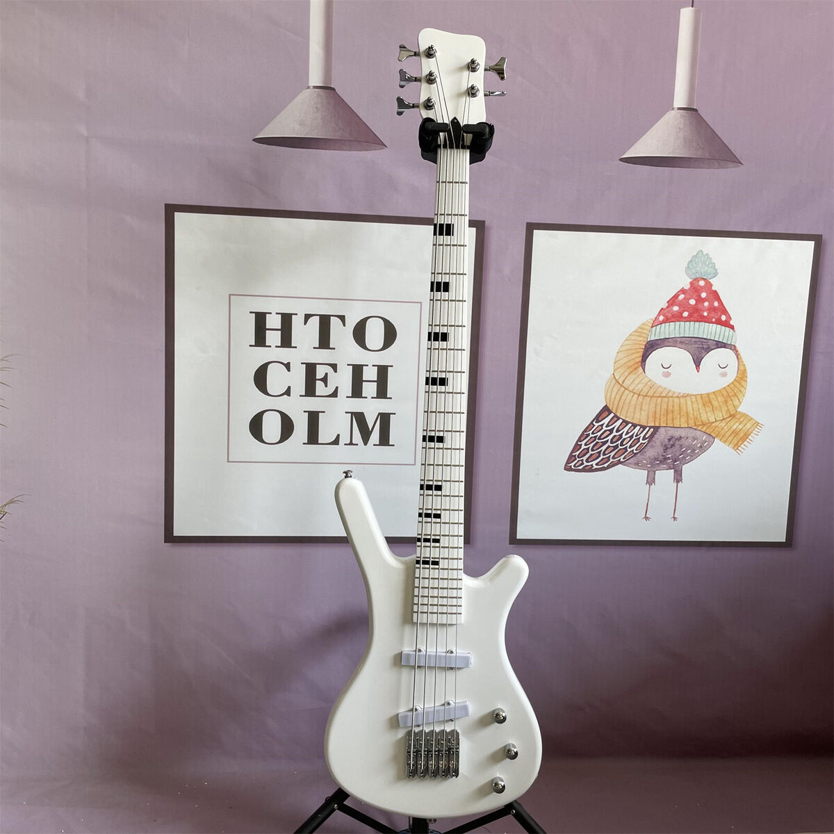 ImABacist's tweet image. I'm not sure what to think about this bass since the background is so distracting. 

At least the bass is white, but 5 strings?